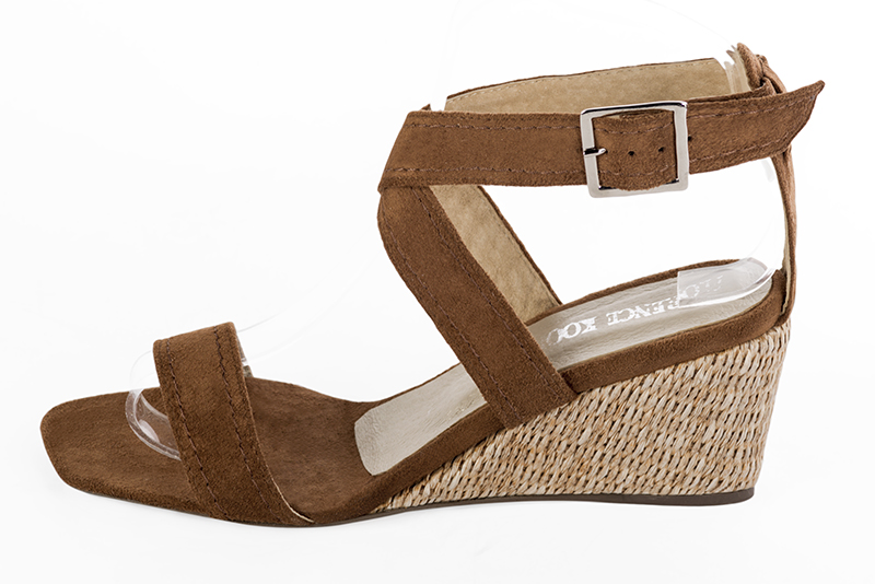 Caramel brown women's fully open sandals, with crossed straps. Square toe. Medium wedge heels. Profile view - Florence KOOIJMAN